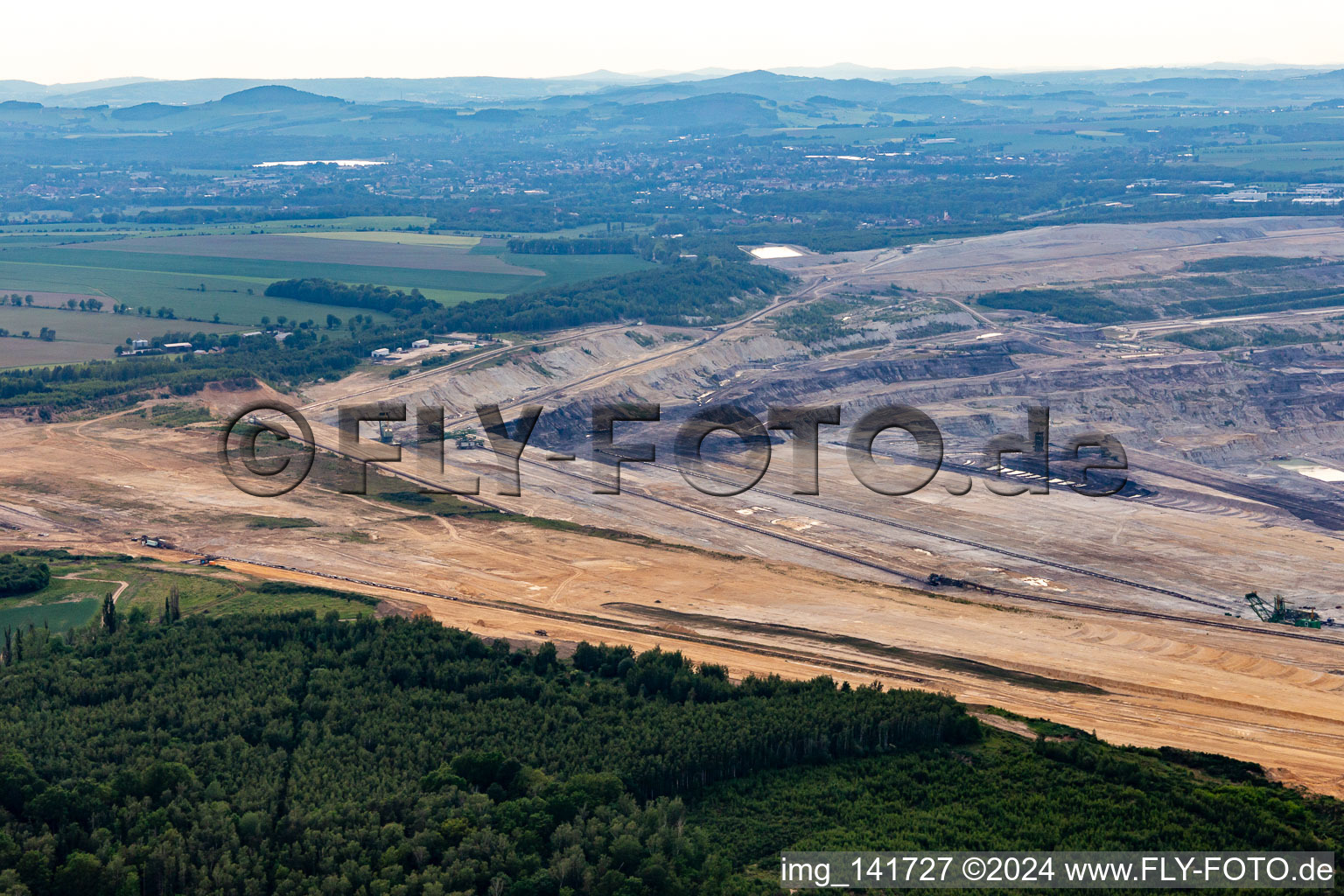 Vue aérienne de Bordure de démolition de la mine à ciel ouvert de lignite "PGE Górnictwo i Energetyka Konwencjonalna Oddział Kopalnia Węgla Brunatnego Turów à Białopole dans le département Basse-Silésie, Pologne