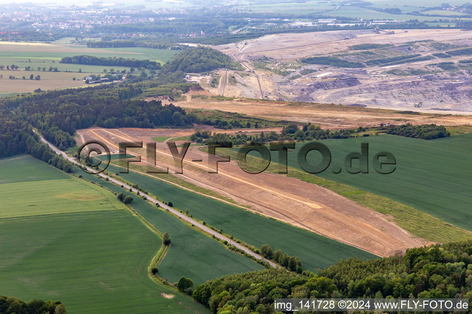 Vue aérienne de Bordure de démolition de la mine à ciel ouvert de lignite "PGE Górnictwo i Energetyka Konwencjonalna Oddział Kopalnia Węgla Brunatnego Turów à Białopole dans le département Basse-Silésie, Pologne