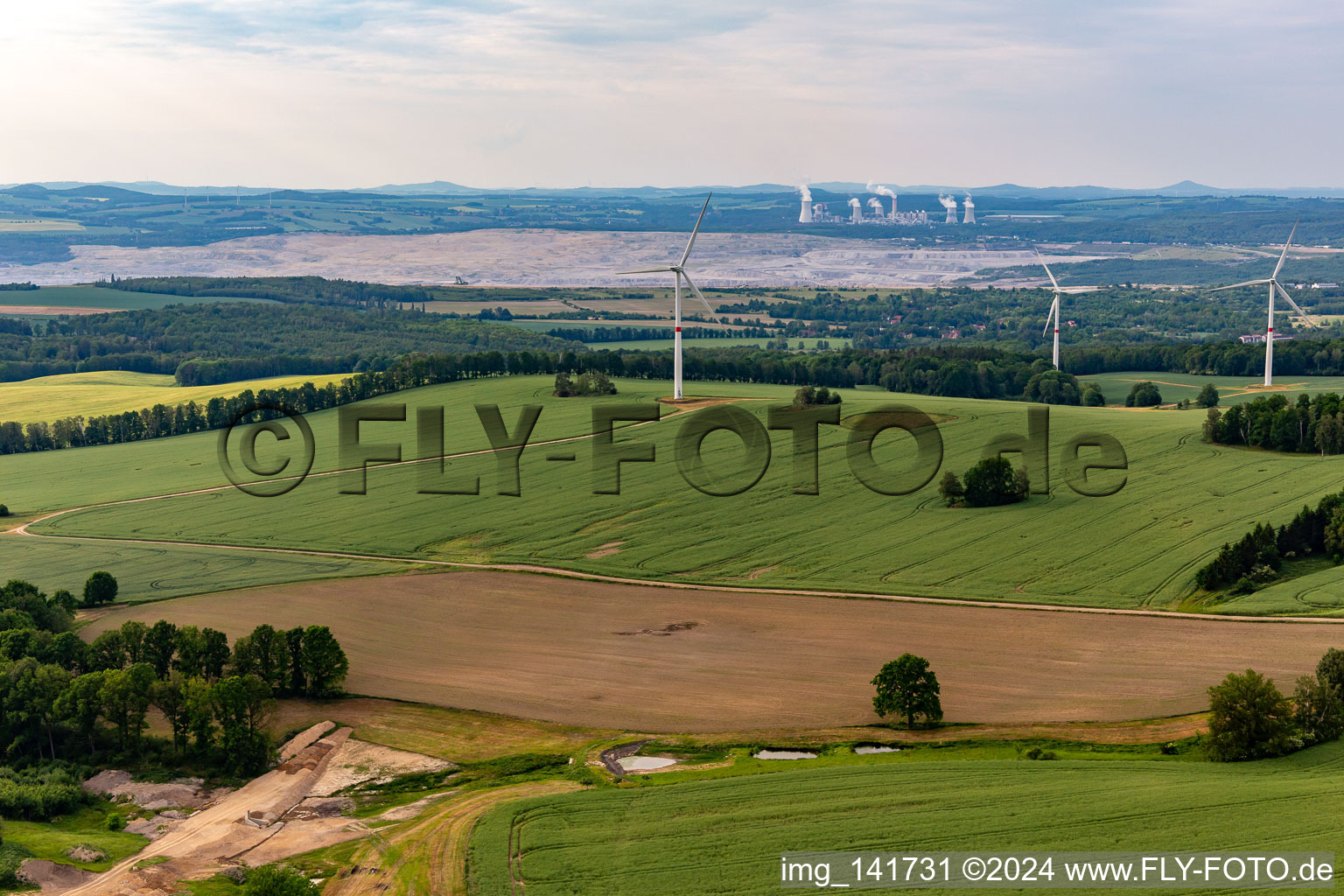 Vue aérienne de Parc éolien tchèque Wetzwalde (parc Větrný Václavice) devant la mine à ciel ouvert de lignite polonaise Kopalnia Węgla Brunatnego Turów à Hrádek nad Nisou dans le département Liberec, République tchèque