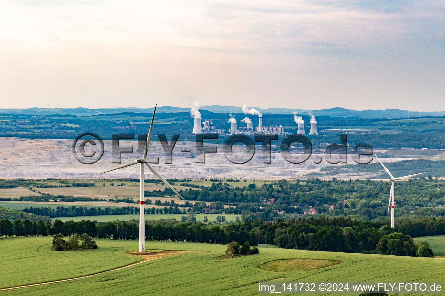 Photographie aérienne de Parc éolien tchèque Wetzwalde (parc Větrný Václavice) devant la mine à ciel ouvert de lignite polonaise Kopalnia Węgla Brunatnego Turów à Hrádek nad Nisou dans le département Liberec, République tchèque