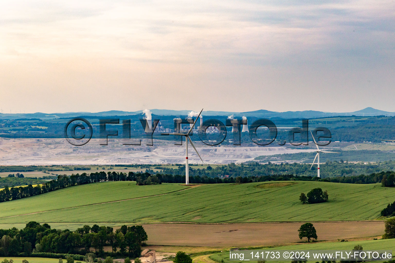 Vue oblique de Parc éolien tchèque Wetzwalde (parc Větrný Václavice) devant la mine à ciel ouvert de lignite polonaise Kopalnia Węgla Brunatnego Turów à Hrádek nad Nisou dans le département Liberec, République tchèque