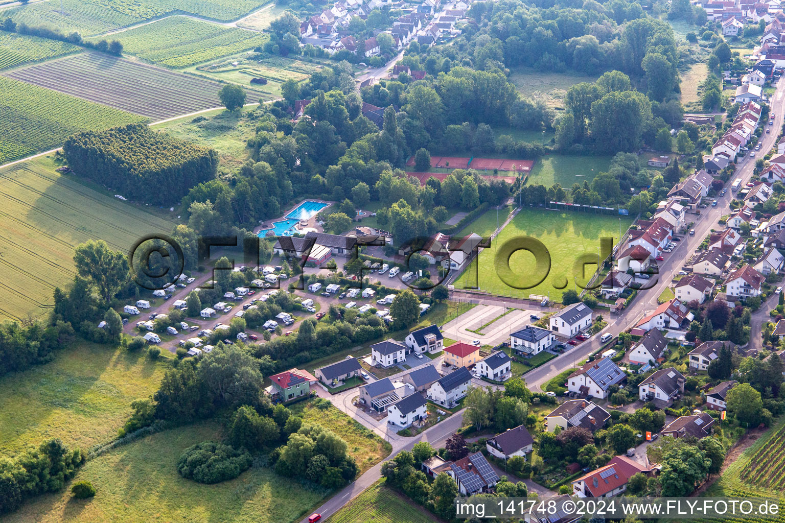 Vue aérienne de Camping dans le Klingbachtal et terrains de sport à le quartier Klingen in Heuchelheim-Klingen dans le département Rhénanie-Palatinat, Allemagne