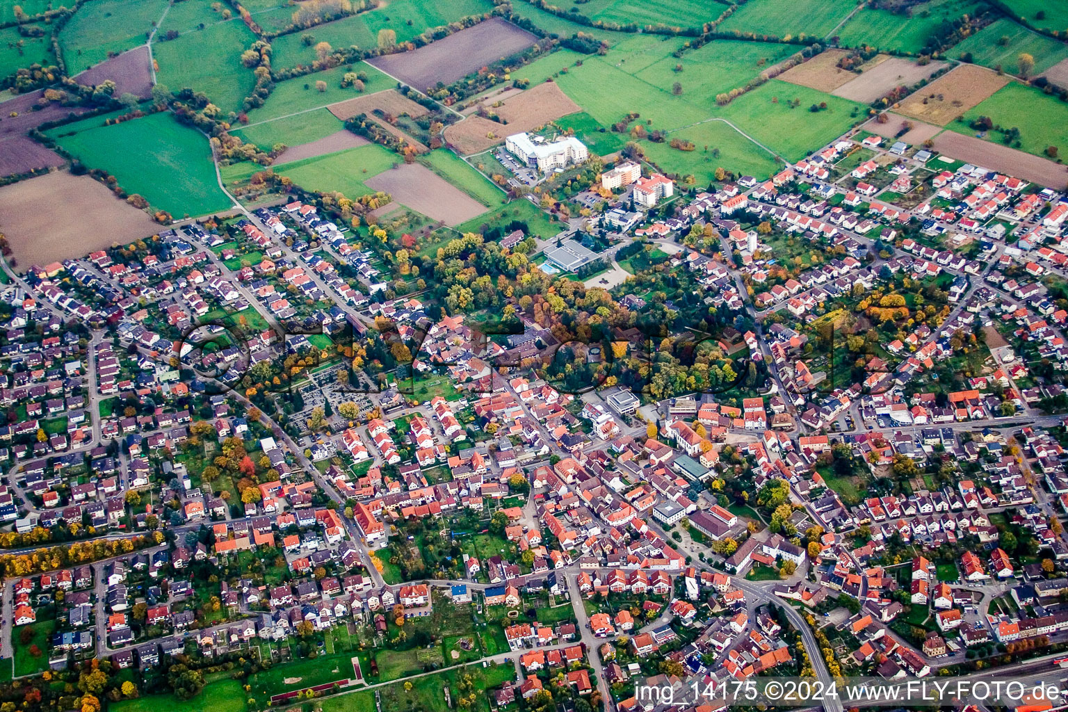 Vue aérienne de Vue des rues et des maisons des quartiers résidentiels à le quartier Bad Langenbrücken in Bad Schönborn dans le département Bade-Wurtemberg, Allemagne