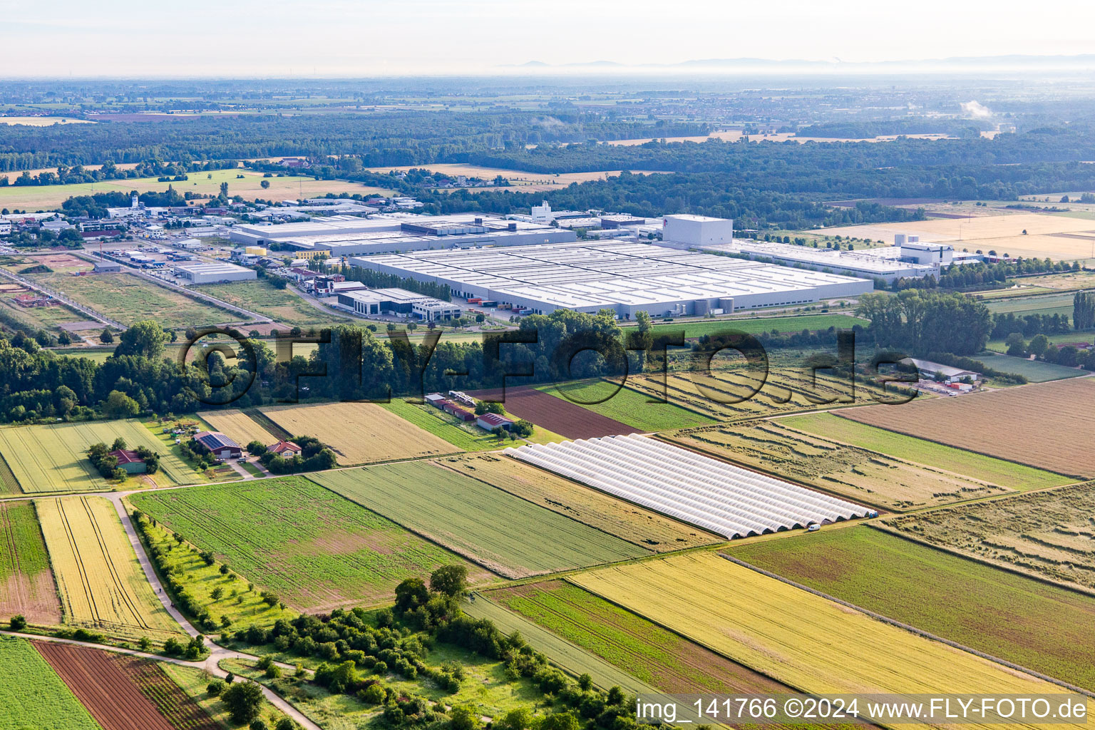 Vue aérienne de Centre logistique Mercedes Benz dans la zone industrielle Interpark au sud-ouest à le quartier Offenbach in Offenbach an der Queich dans le département Rhénanie-Palatinat, Allemagne