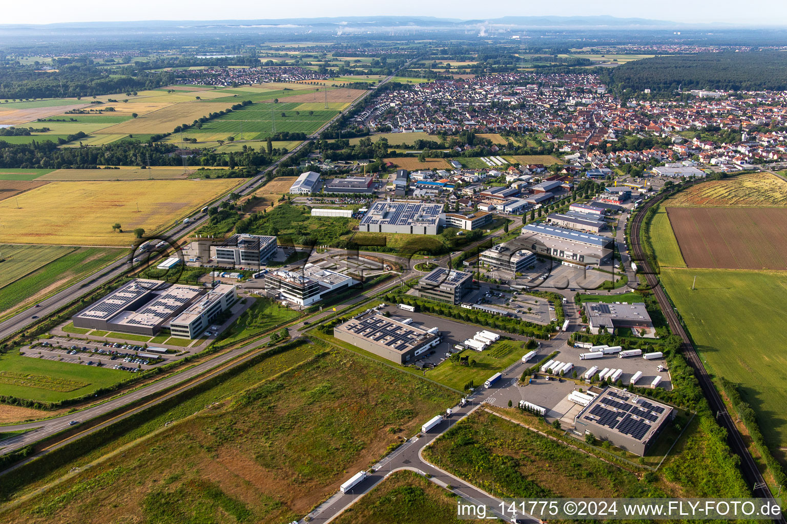 Vue aérienne de Zone commerciale dans la vallée de Speyer depuis le nord à Rülzheim dans le département Rhénanie-Palatinat, Allemagne