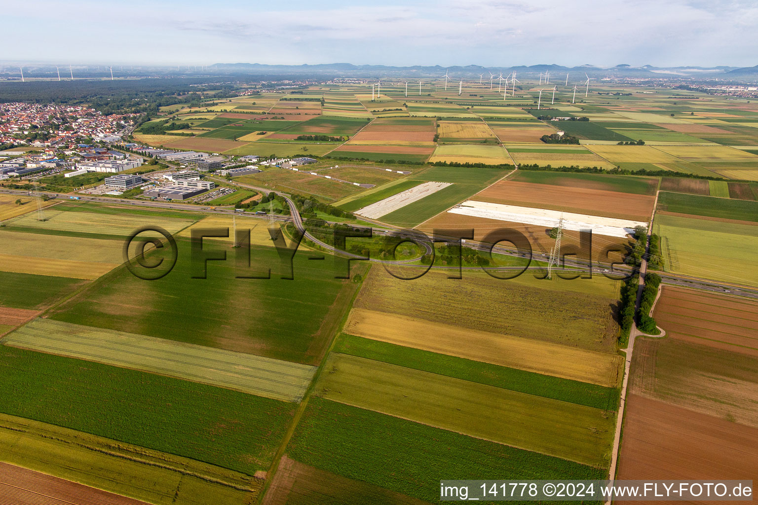 Vue aérienne de Développement de l'extension nord de la zone commerciale dans la vallée de Spire depuis l'est à Rülzheim dans le département Rhénanie-Palatinat, Allemagne