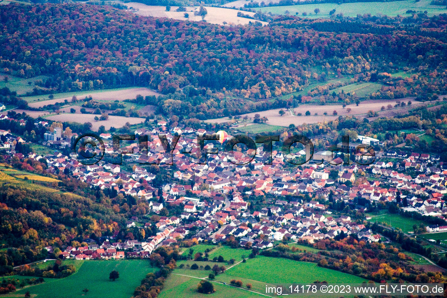 Vue aérienne de Langenbrücken à le quartier Zeutern in Ubstadt-Weiher dans le département Bade-Wurtemberg, Allemagne