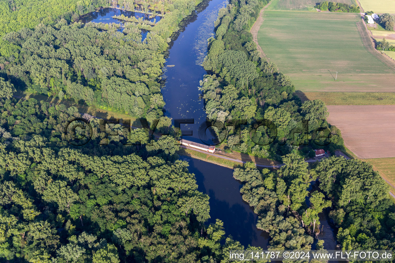 Vue aérienne de Écluse et station de pompage Sondernheim sur le Michelsbach à le quartier Sondernheim in Germersheim dans le département Rhénanie-Palatinat, Allemagne