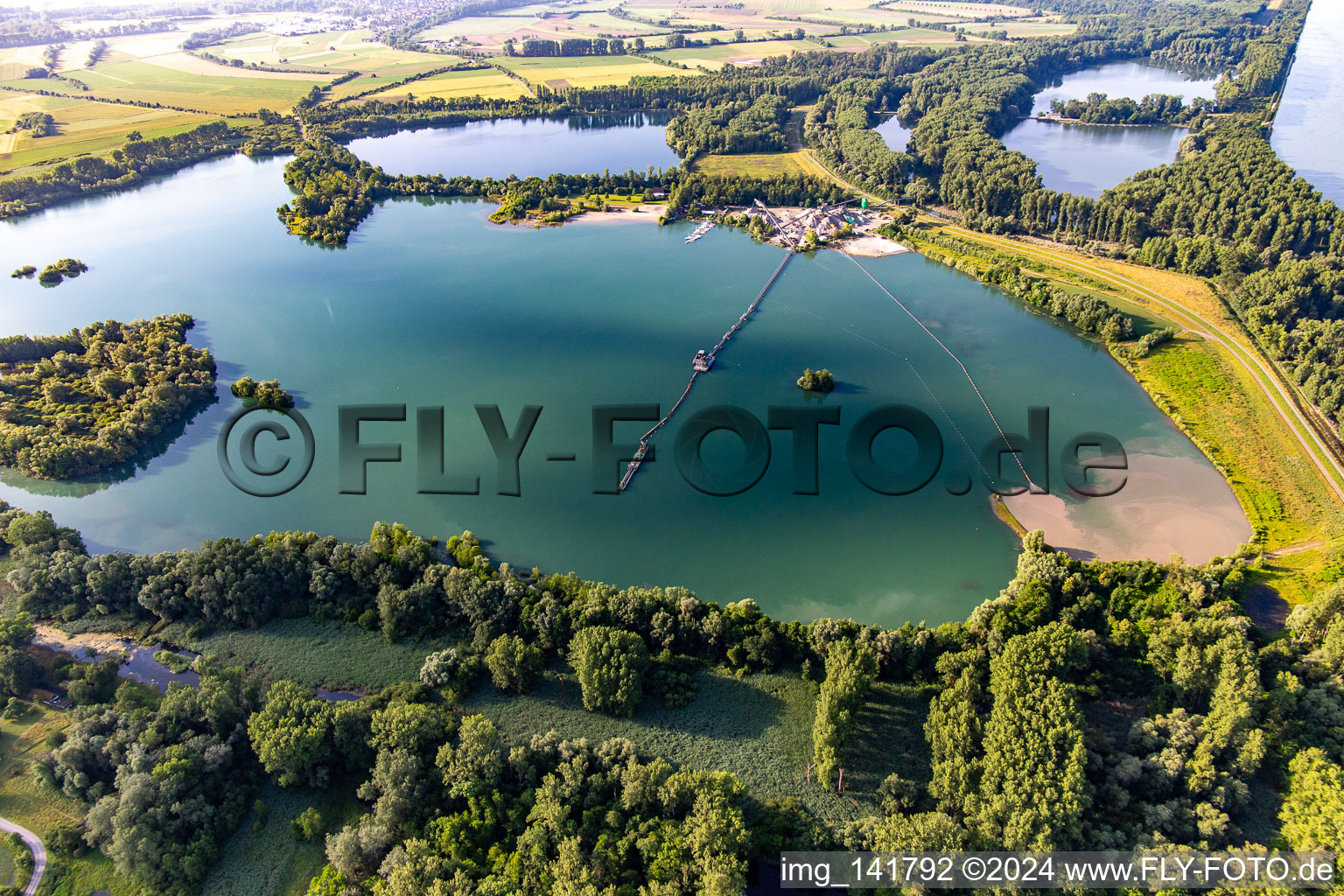 Vue aérienne de Lac de baignade de Giesen Liedolsheim à le quartier Liedolsheim in Dettenheim dans le département Bade-Wurtemberg, Allemagne