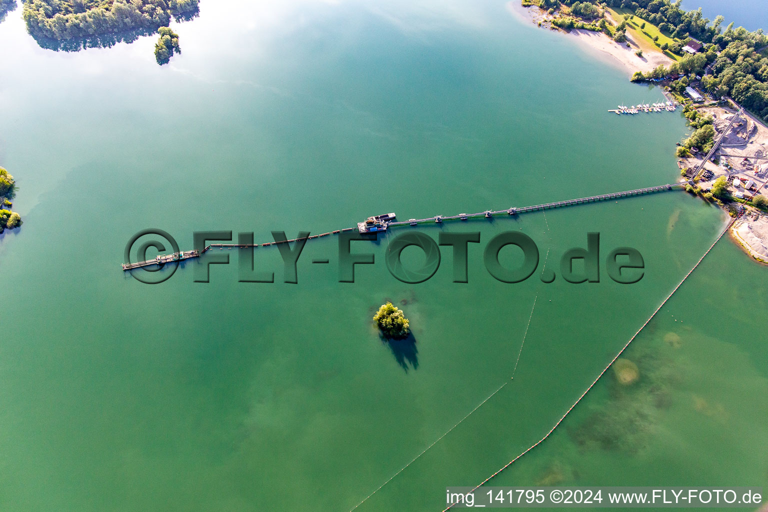 Vue aérienne de Drague nageuse au lac de la carrière de Giesen à le quartier Liedolsheim in Dettenheim dans le département Bade-Wurtemberg, Allemagne