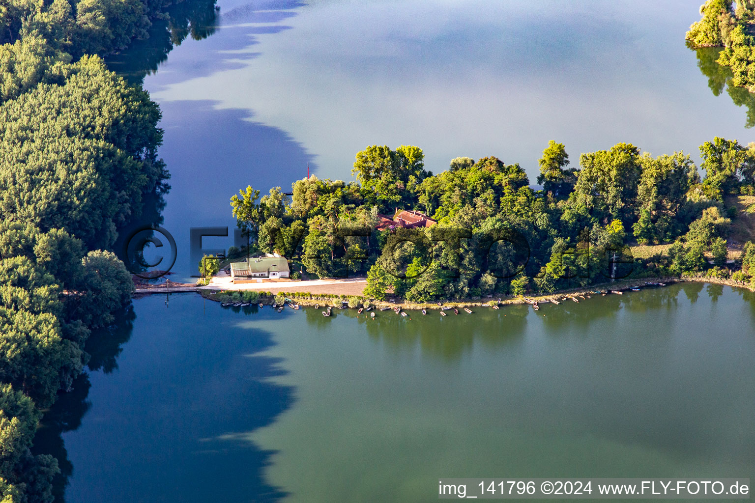 Vue aérienne de Restaurant sur l'île de Rott am Rhein à Linkenheim-Hochstetten dans le département Bade-Wurtemberg, Allemagne