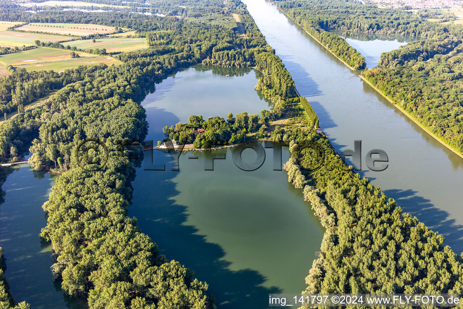 Vue aérienne de Restaurant sur l'île de Rott am Rhein à Linkenheim-Hochstetten dans le département Bade-Wurtemberg, Allemagne