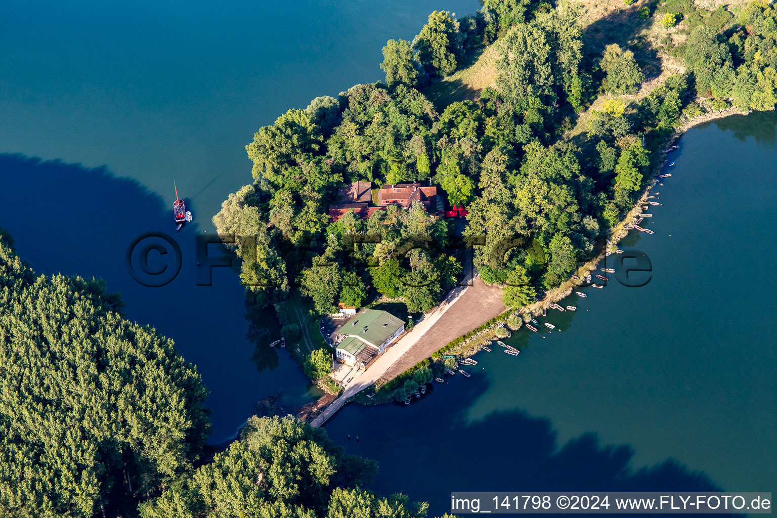 Photographie aérienne de Restaurant sur l'île de Rott am Rhein à Linkenheim-Hochstetten dans le département Bade-Wurtemberg, Allemagne