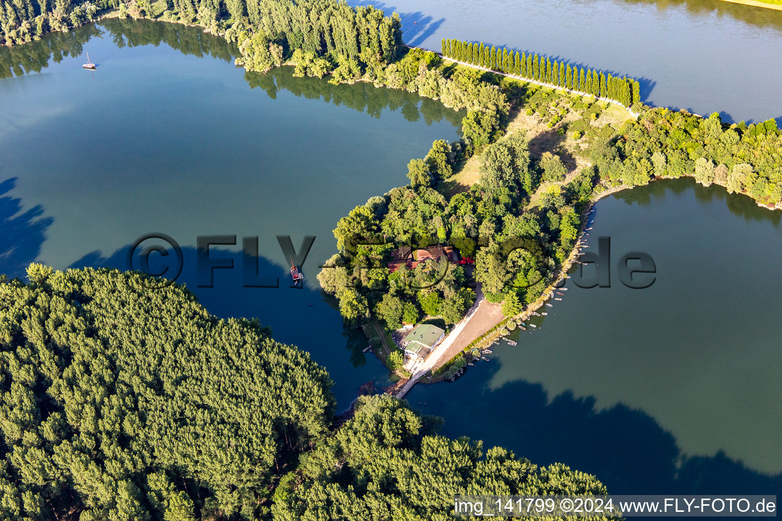 Vue aérienne de Avenue des peupliers et restaurant sur l'île de Rott am Rhein à Linkenheim-Hochstetten dans le département Bade-Wurtemberg, Allemagne