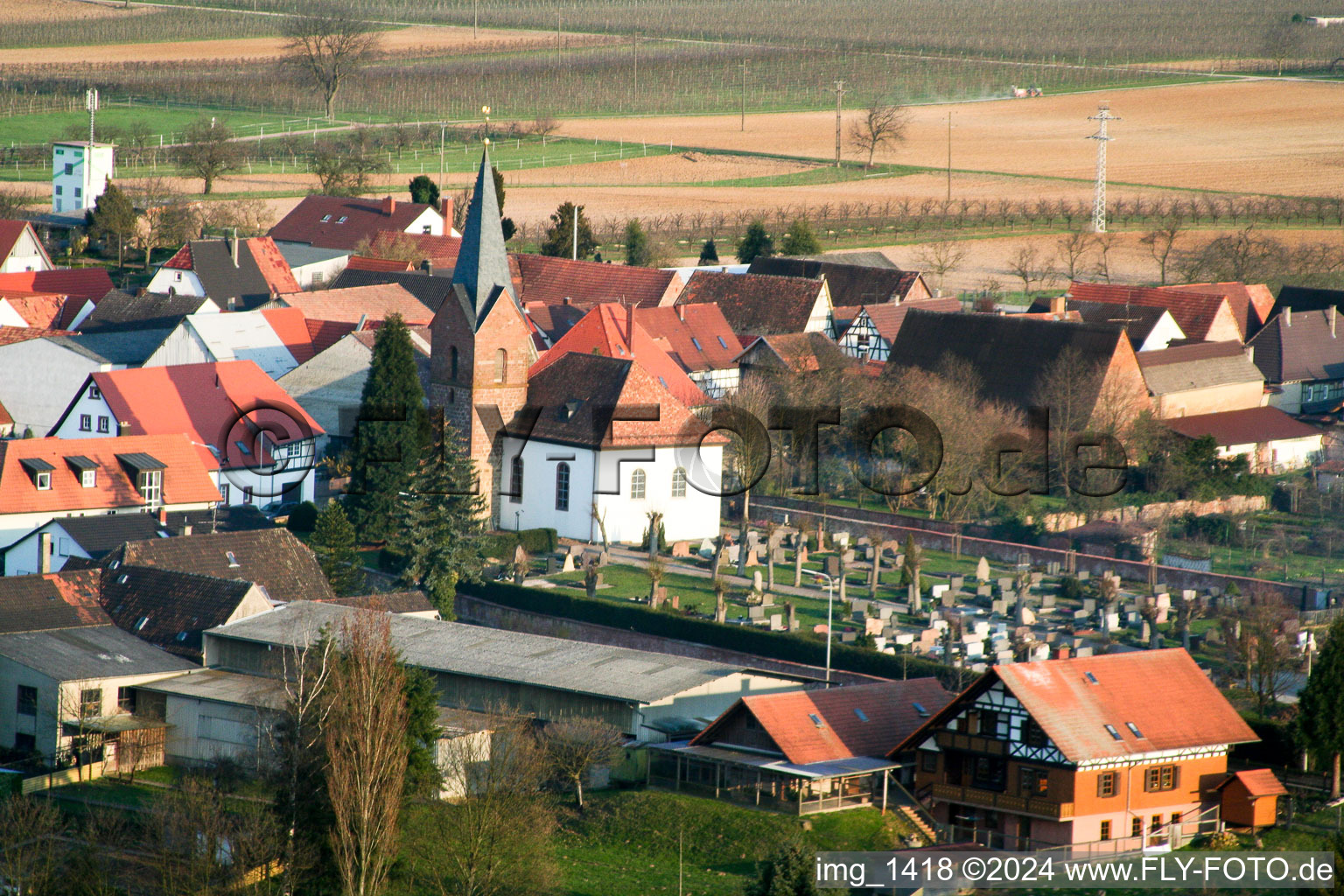 Vue aérienne de Église du nord-ouest à Winden dans le département Rhénanie-Palatinat, Allemagne