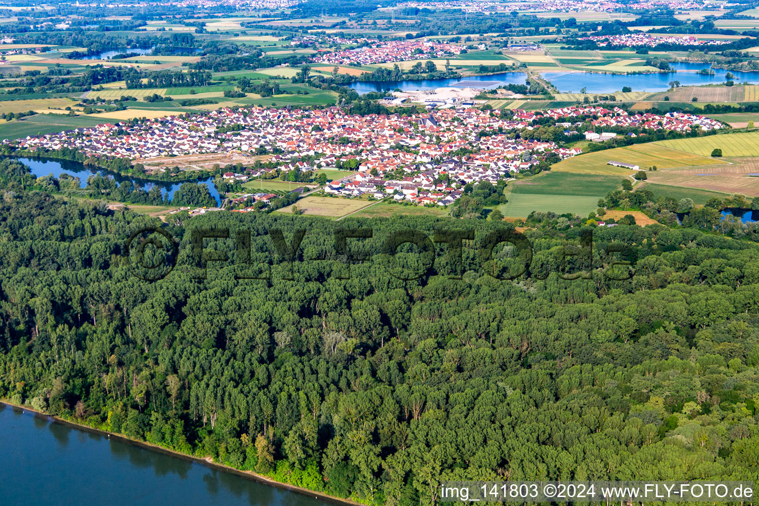 Vue aérienne de Du nord-est à Leimersheim dans le département Rhénanie-Palatinat, Allemagne