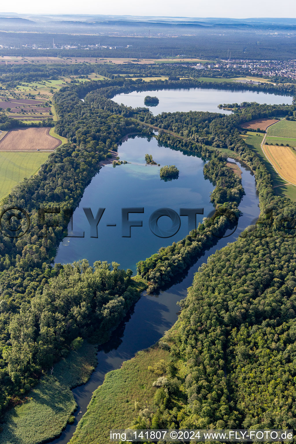 Vue aérienne de Canal de plaine du Rhin entre Streitköpfle See et Baggersee Mittelgrund à le quartier Leopoldshafen in Eggenstein-Leopoldshafen dans le département Bade-Wurtemberg, Allemagne