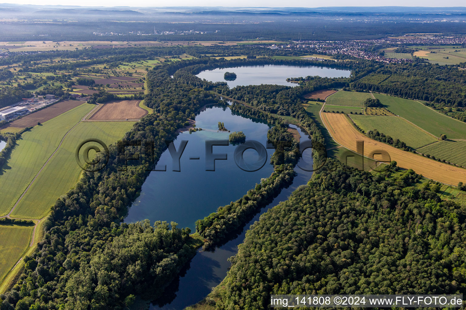 Vue aérienne de Canal de plaine du Rhin entre Streitköpfle See et Baggersee Mittelgrund à le quartier Leopoldshafen in Eggenstein-Leopoldshafen dans le département Bade-Wurtemberg, Allemagne