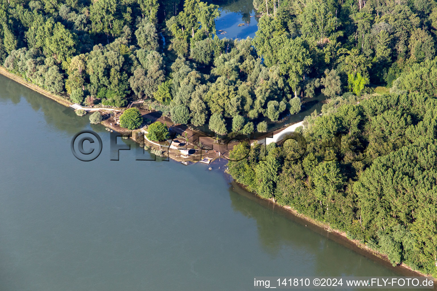 Vue aérienne de L'embarcadère des ferries de Leimersheim inondé en raison des inondations du Rhin à Leimersheim dans le département Rhénanie-Palatinat, Allemagne