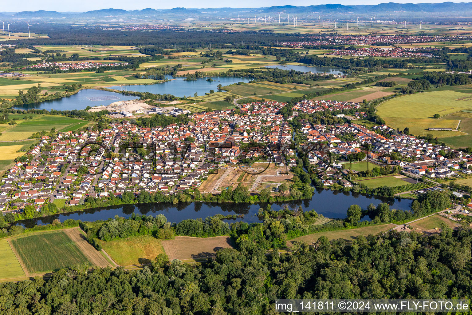 Leimersheim dans le département Rhénanie-Palatinat, Allemagne vue d'en haut