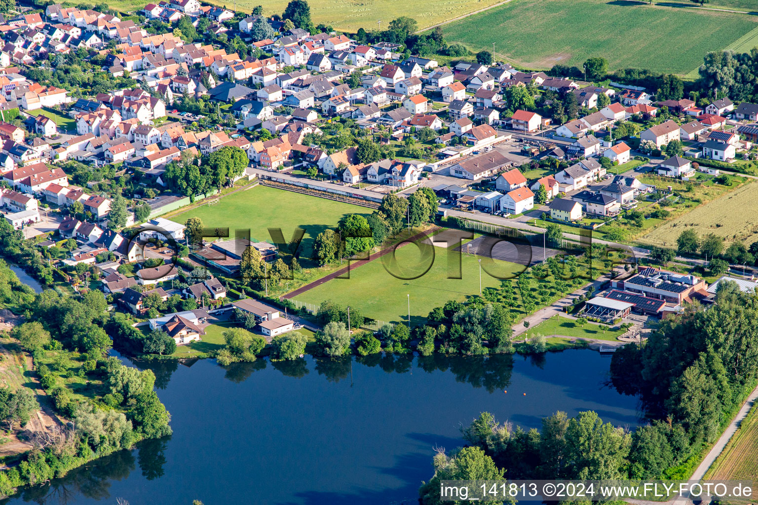 Vue aérienne de Terrains de sport sur la Rheinstr à Leimersheim dans le département Rhénanie-Palatinat, Allemagne