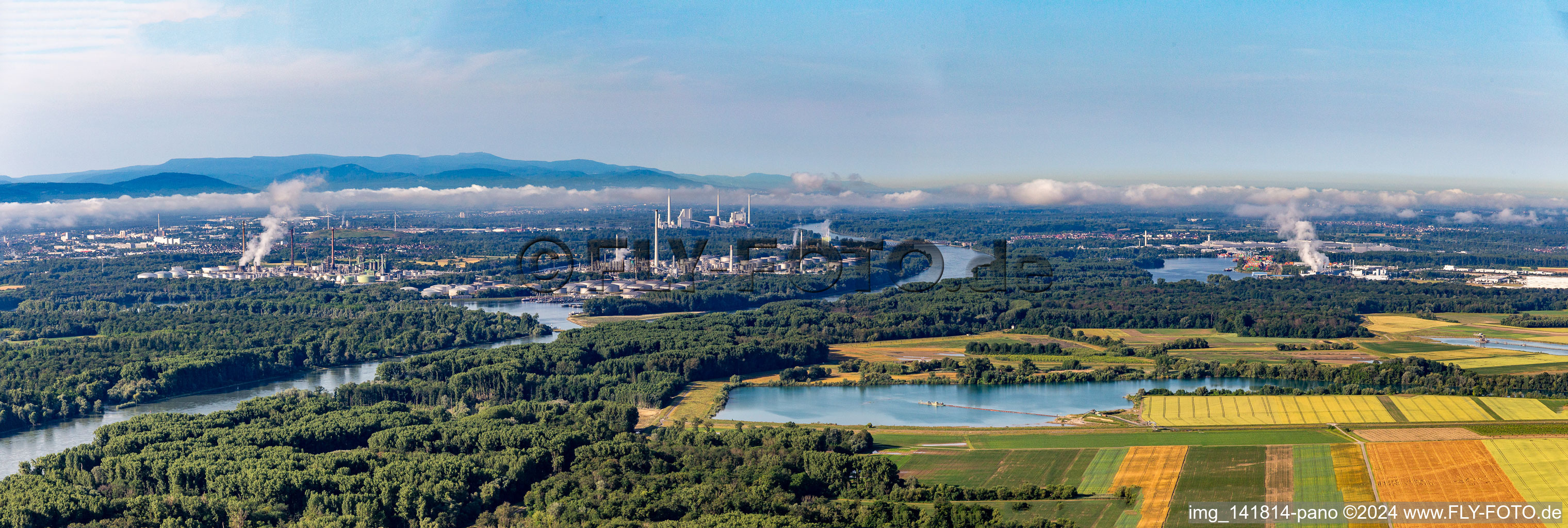 Vue aérienne de Panorama de la vallée du Rhin depuis le lac de la carrière de Rheinzabern jusqu'au MIRO derrière le port pétrolier à le quartier Knielingen in Karlsruhe dans le département Bade-Wurtemberg, Allemagne