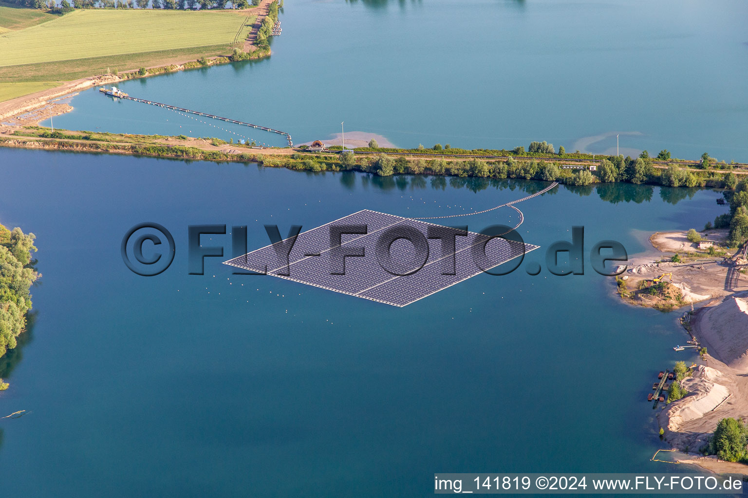 Vue aérienne de Parc solaire flottant sur un étang de carrière à Leimersheim dans le département Rhénanie-Palatinat, Allemagne