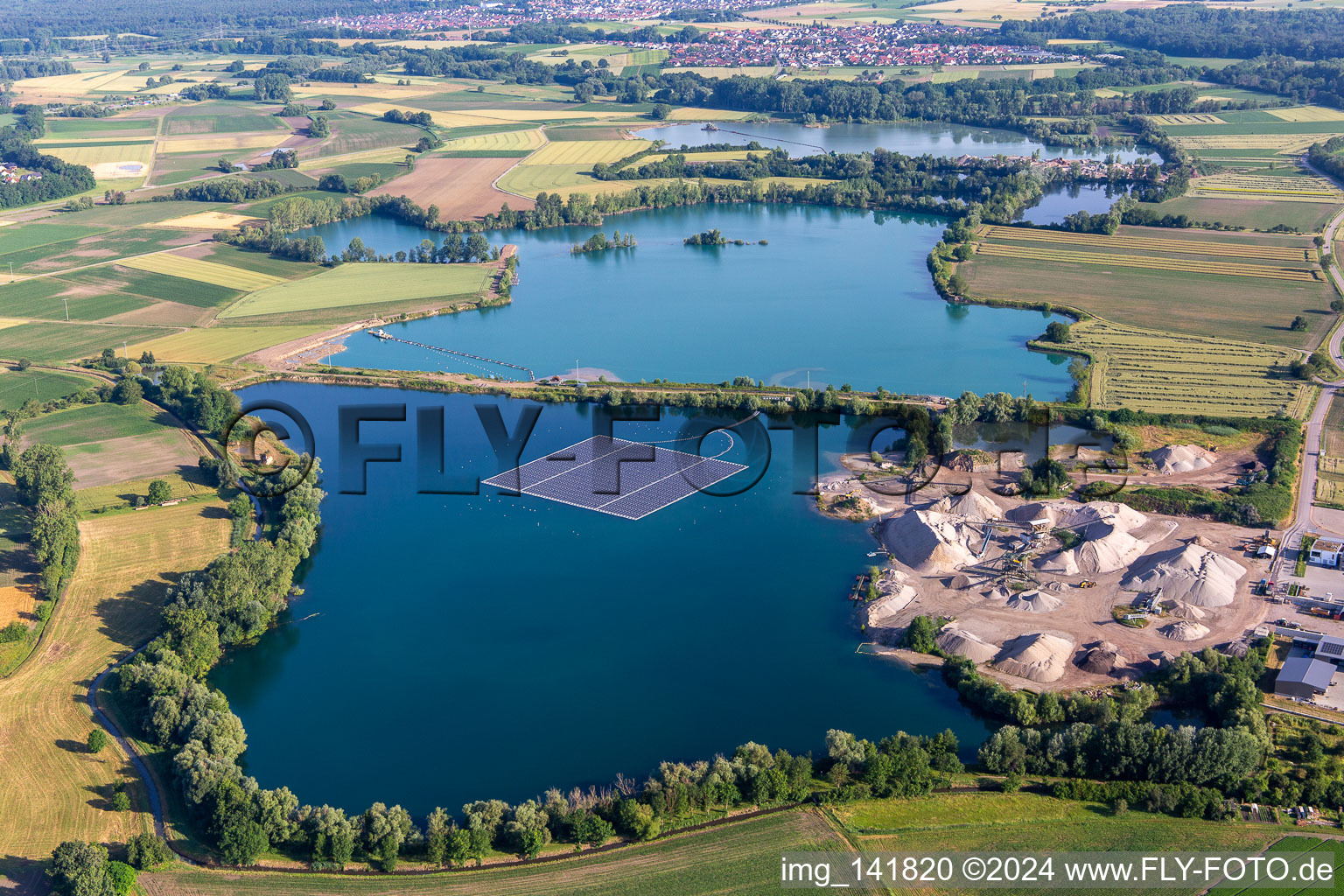 Vue aérienne de Parc solaire flottant sur un étang de carrière à Leimersheim dans le département Rhénanie-Palatinat, Allemagne