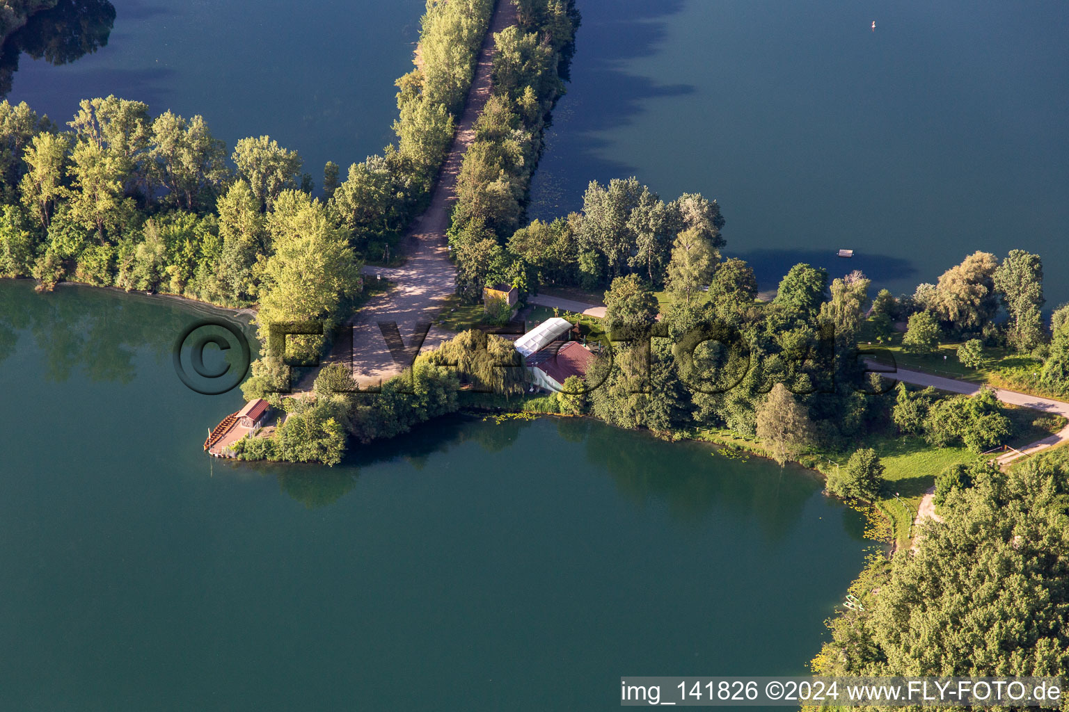 Vue aérienne de Navire romain Losurioa Rhenana et maison de pêche Neupotz sur le Vieux Rhin à Neupotz à Neupotz dans le département Rhénanie-Palatinat, Allemagne