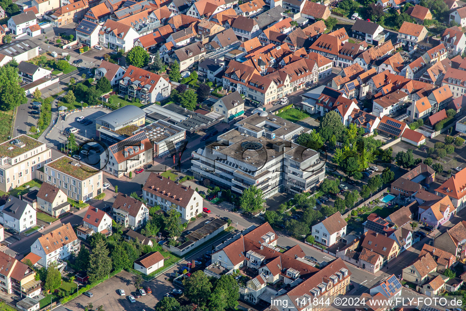 Vue aérienne de Association administration communale et ancienne Sparkasse Südpfalz à Kandel dans le département Rhénanie-Palatinat, Allemagne