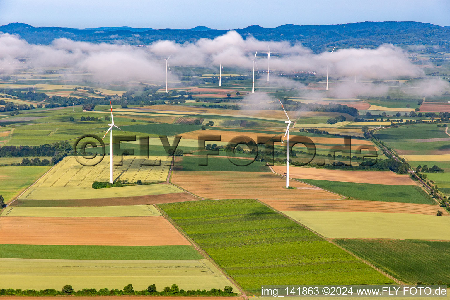 Vue aérienne de Parc éolien Minfeld (en arrière-plan Parc éolien de Freckenfeld) depuis l'est dans des nuages bas à Minfeld dans le département Rhénanie-Palatinat, Allemagne