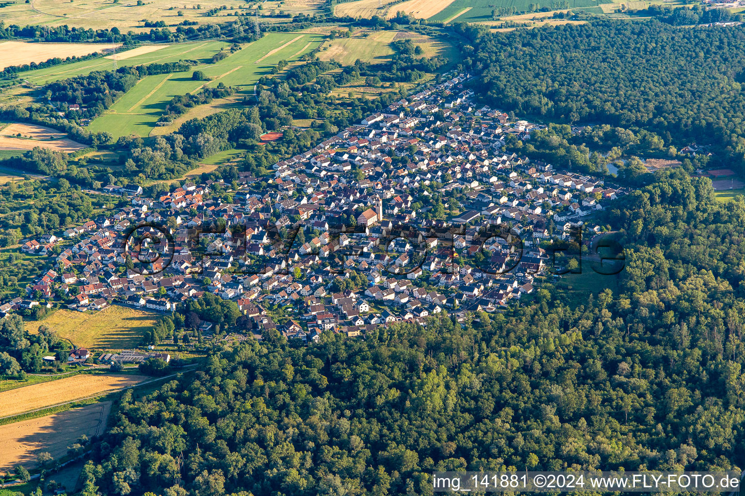 Vue oblique de Du nord à le quartier Neuburgweier in Rheinstetten dans le département Bade-Wurtemberg, Allemagne