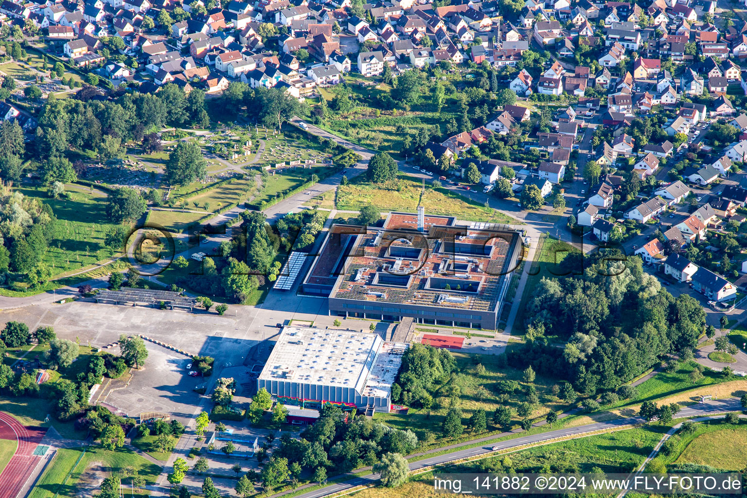 Vue aérienne de Salle celtique et école secondaire à le quartier Mörsch in Rheinstetten dans le département Bade-Wurtemberg, Allemagne