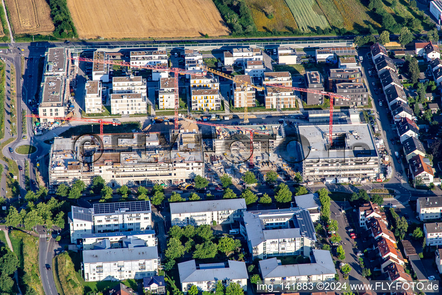 Vue aérienne de Chantier de construction de maisons multifamiliales "Neue Stadtmitte" depuis l'ouest à le quartier Mörsch in Rheinstetten dans le département Bade-Wurtemberg, Allemagne