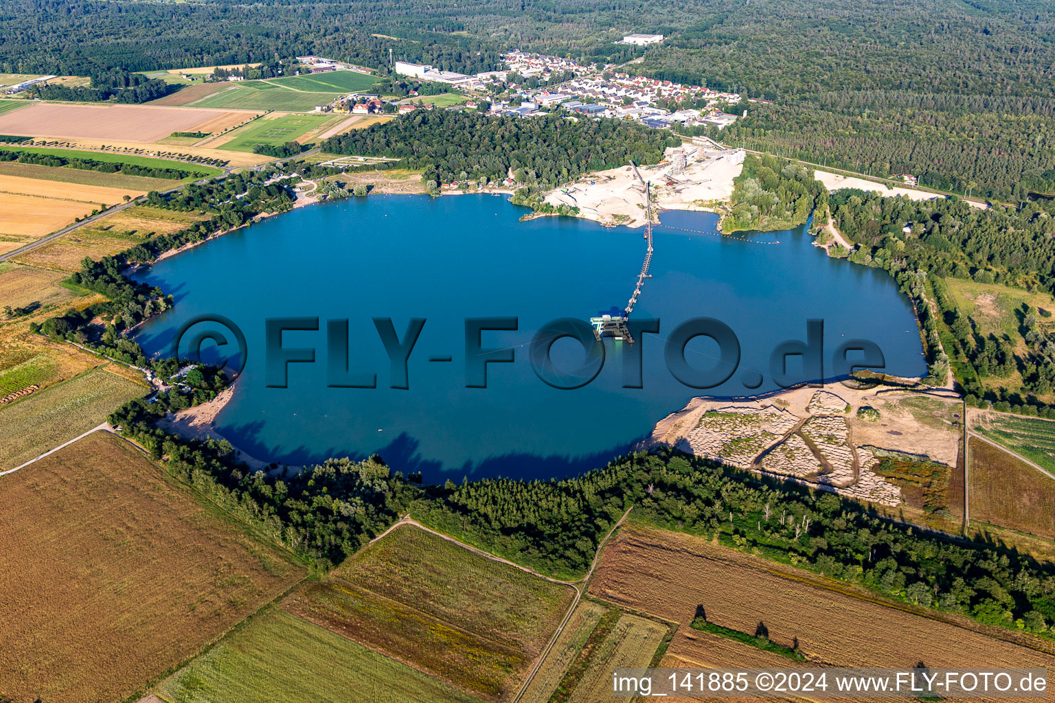 Vue aérienne de Epplesee depuis l'ouest à le quartier Forchheim in Rheinstetten dans le département Bade-Wurtemberg, Allemagne