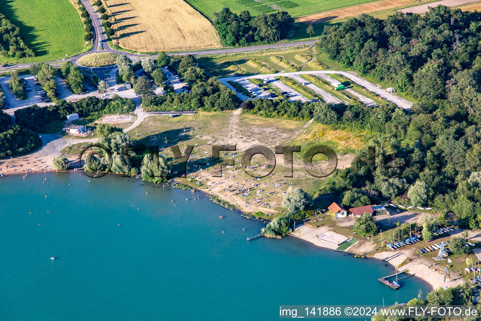 Vue aérienne de Pelouse pour bronzer à Epplesee à le quartier Silberstreifen in Rheinstetten dans le département Bade-Wurtemberg, Allemagne