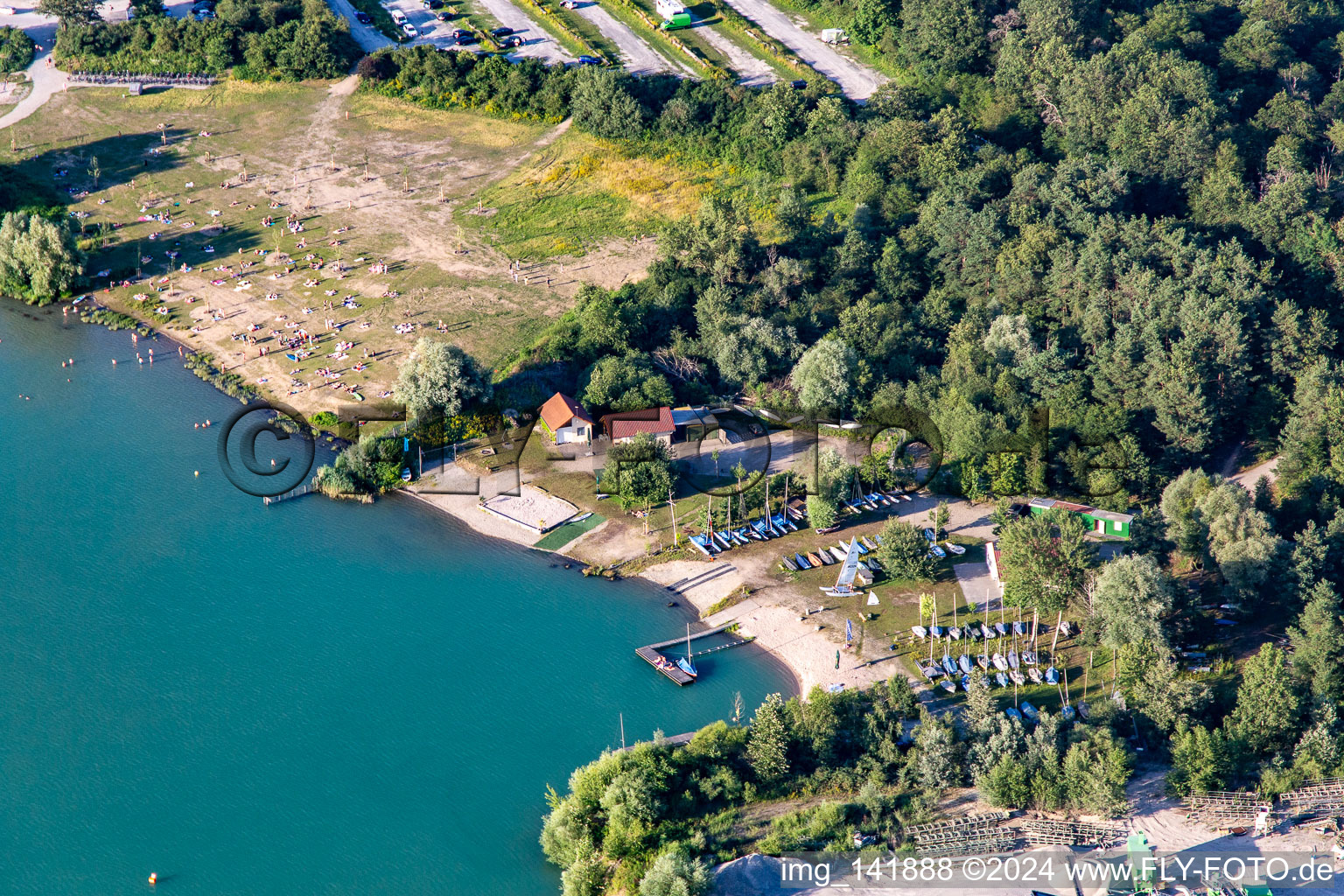 Vue aérienne de Pelouse pour bronzer à Epplesee à le quartier Silberstreifen in Rheinstetten dans le département Bade-Wurtemberg, Allemagne