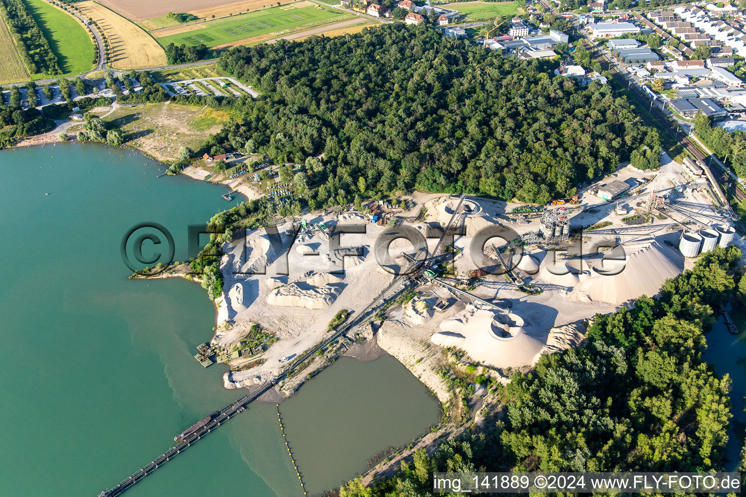 Vue aérienne de Gravière de Rhenstetten-Forchheim à le quartier Silberstreifen in Rheinstetten dans le département Bade-Wurtemberg, Allemagne