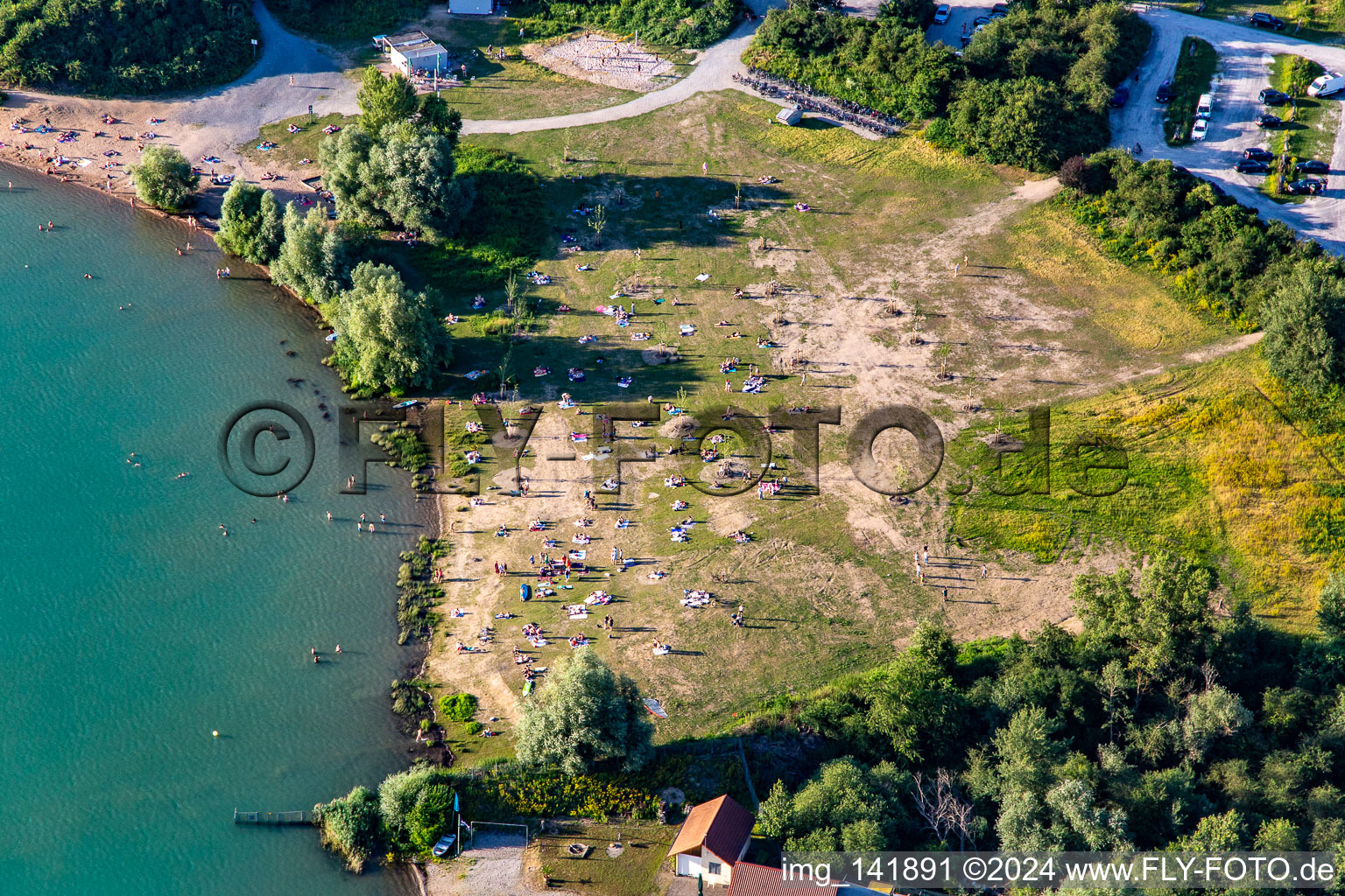 Photographie aérienne de Pelouse pour bronzer à Epplesee à le quartier Silberstreifen in Rheinstetten dans le département Bade-Wurtemberg, Allemagne