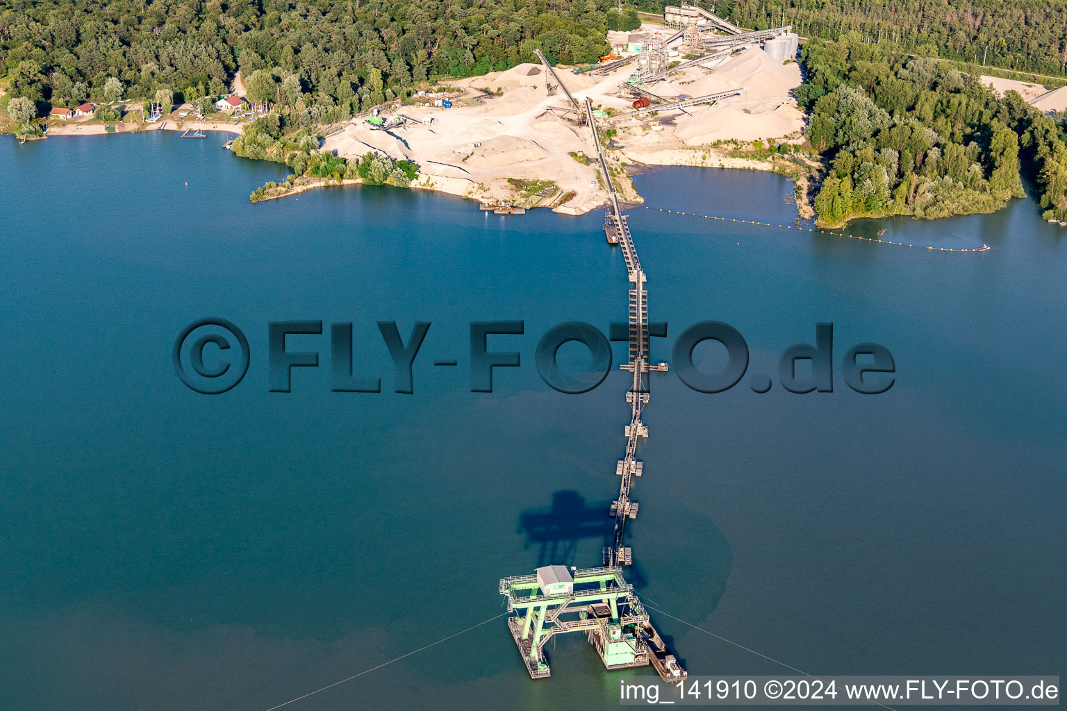 Vue aérienne de Drague flottante dans l'Epplesee de la gravière de Rhenstetten-Forchheim à le quartier Silberstreifen in Rheinstetten dans le département Bade-Wurtemberg, Allemagne