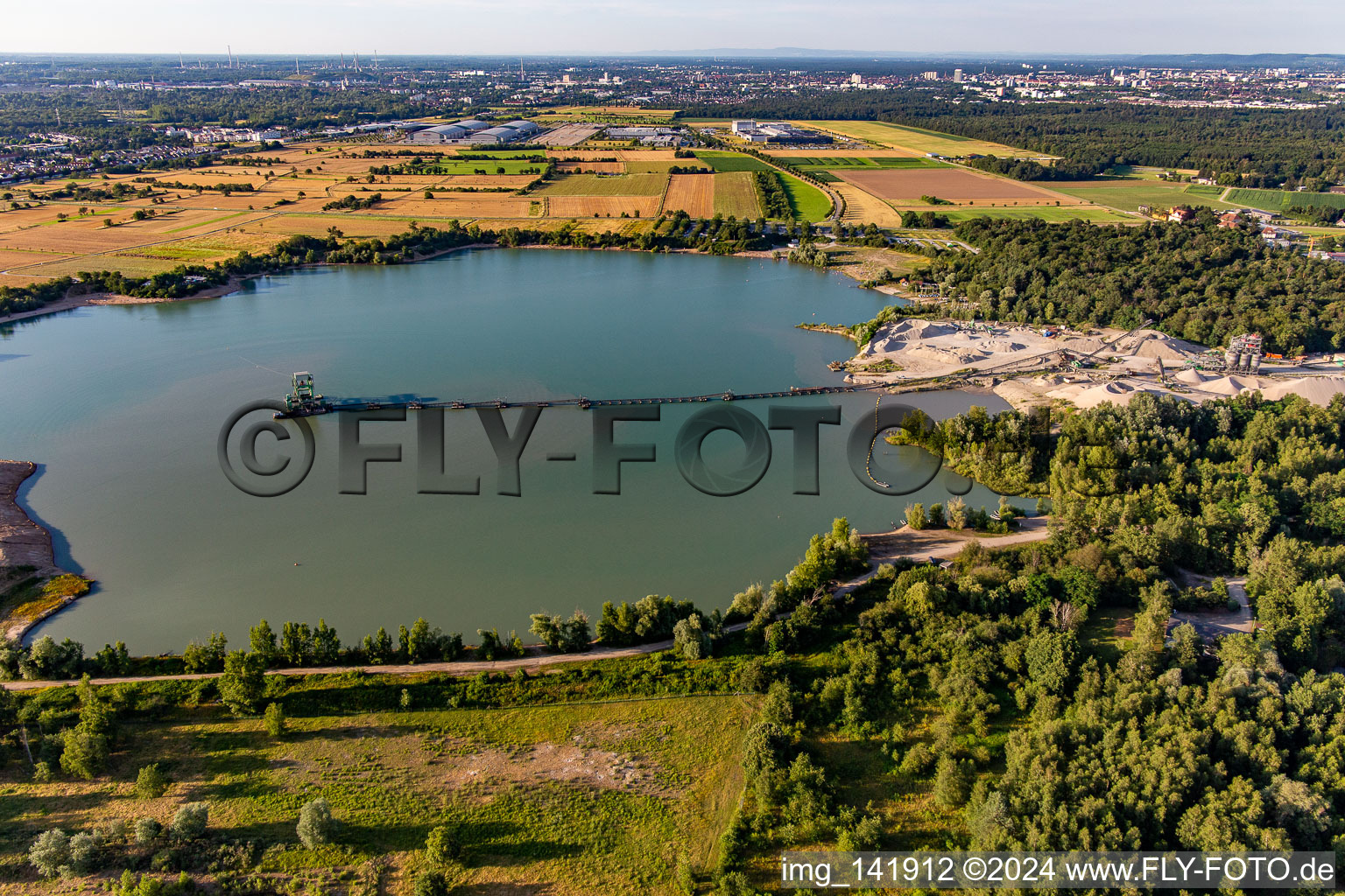 Vue aérienne de Epplesee du sud à le quartier Silberstreifen in Rheinstetten dans le département Bade-Wurtemberg, Allemagne