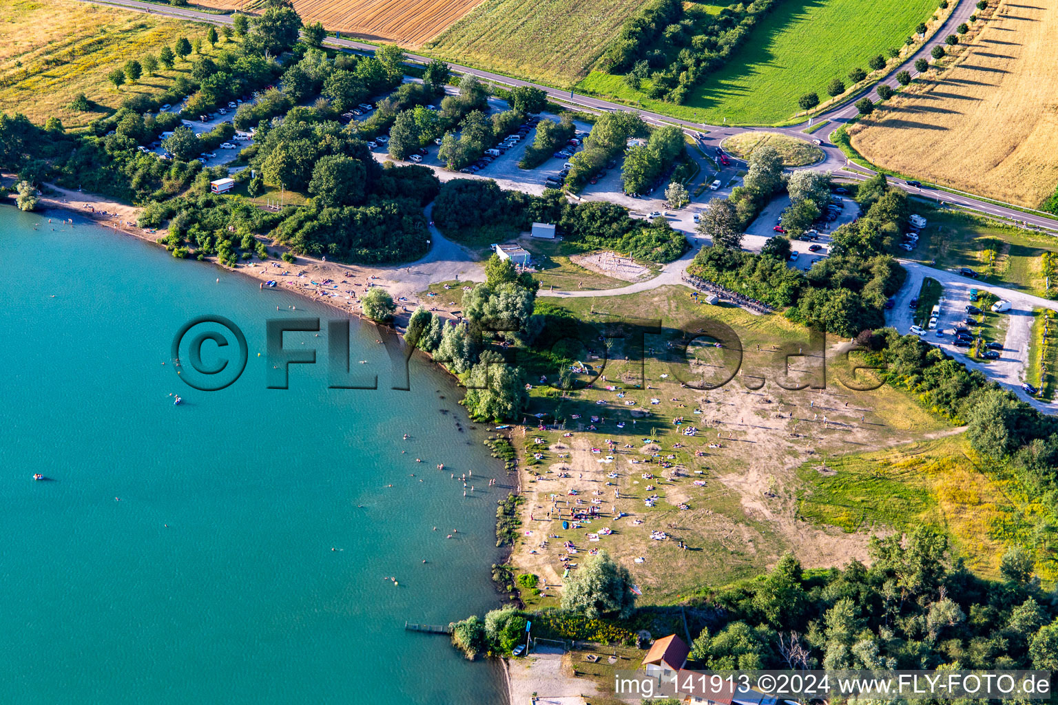 Vue oblique de Pelouse pour bronzer à Epplesee à le quartier Silberstreifen in Rheinstetten dans le département Bade-Wurtemberg, Allemagne