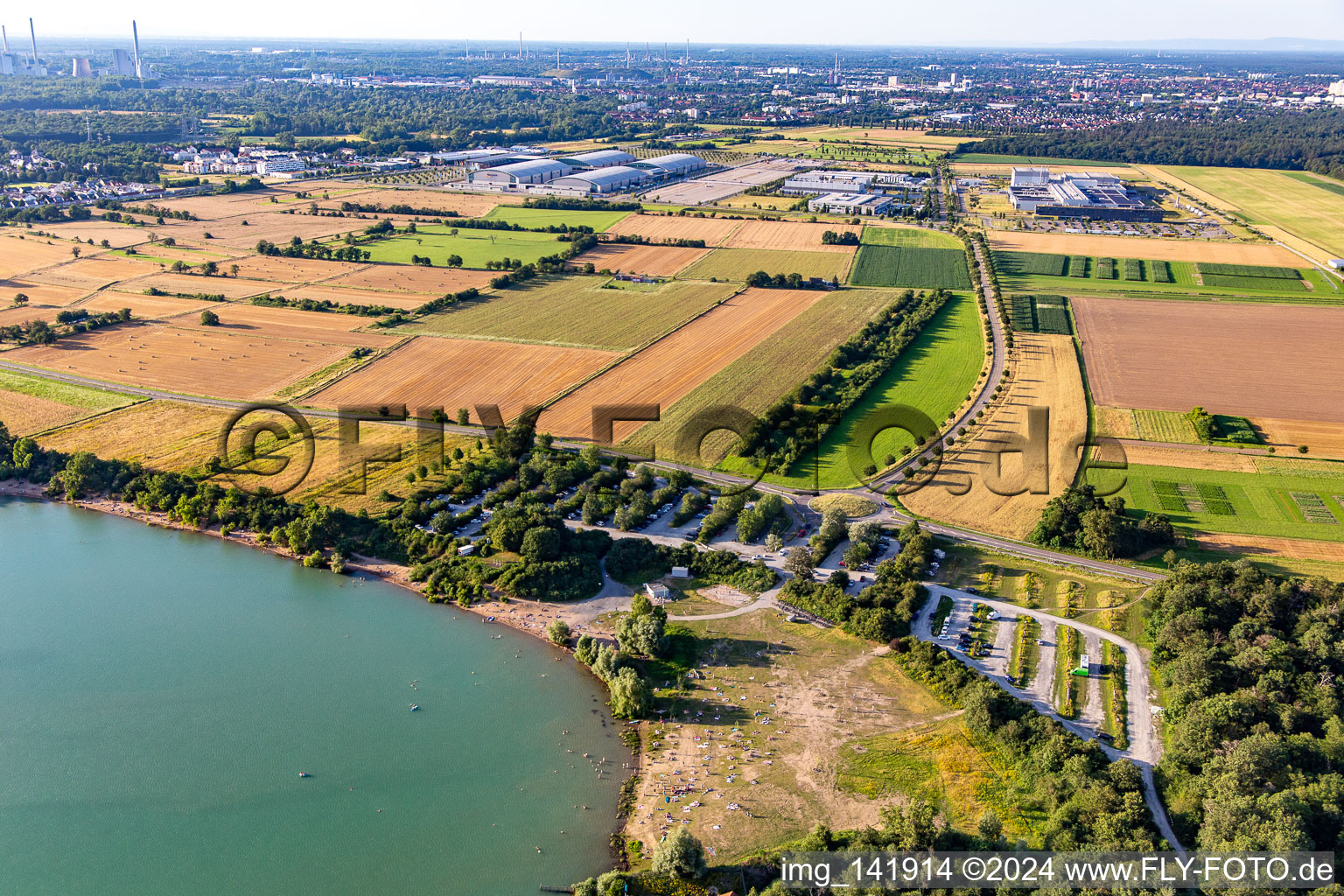 Pelouse pour bronzer à Epplesee à le quartier Silberstreifen in Rheinstetten dans le département Bade-Wurtemberg, Allemagne d'en haut