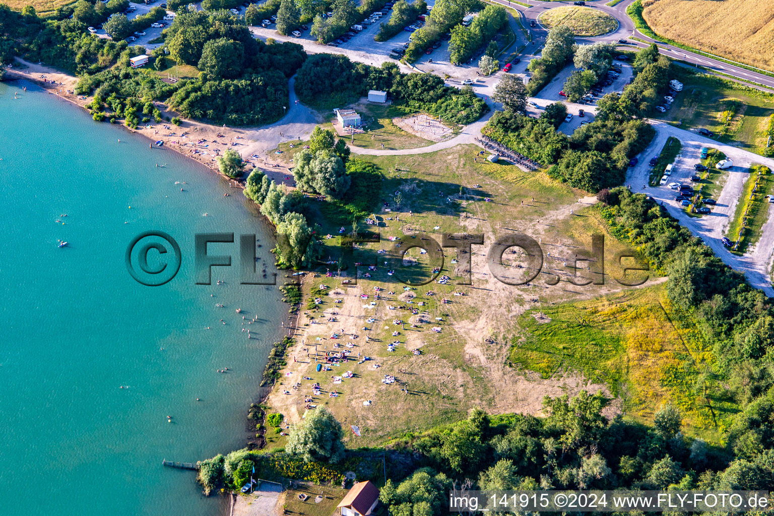 Pelouse pour bronzer à Epplesee à le quartier Silberstreifen in Rheinstetten dans le département Bade-Wurtemberg, Allemagne hors des airs