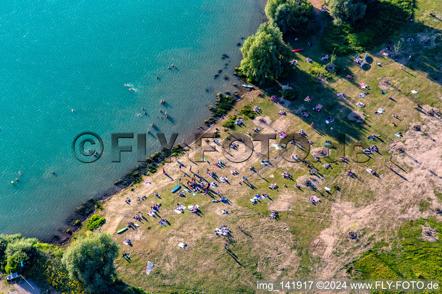 Vue aérienne de De nombreux baigneurs sur la pelouse d'Epplesee à le quartier Silberstreifen in Rheinstetten dans le département Bade-Wurtemberg, Allemagne