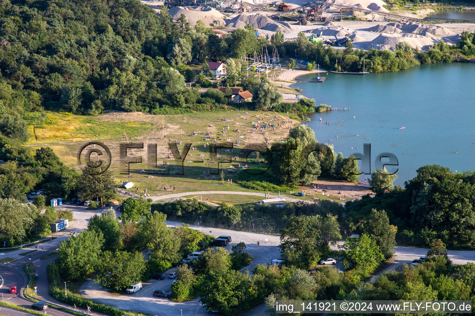 Vue aérienne de Pelouse pour bronzer à Epplesee depuis le nord à le quartier Silberstreifen in Rheinstetten dans le département Bade-Wurtemberg, Allemagne