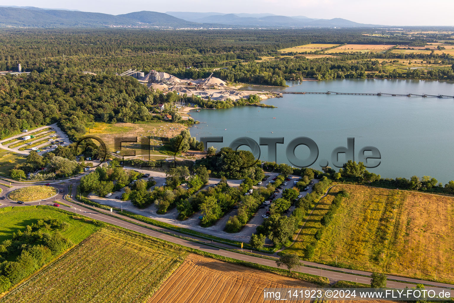 Vue aérienne de Parking à Epplesee depuis le nord à le quartier Silberstreifen in Rheinstetten dans le département Bade-Wurtemberg, Allemagne