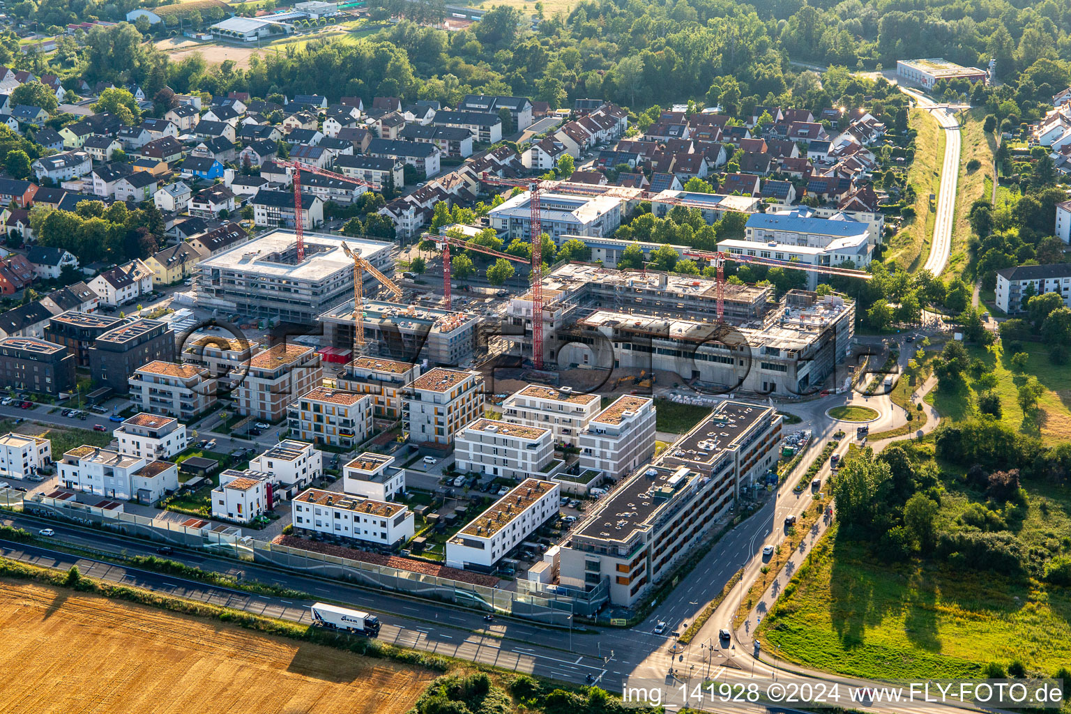 Vue aérienne de Chantier de construction de maisons multifamiliales "Neue Stadtmitte" depuis l'est à le quartier Mörsch in Rheinstetten dans le département Bade-Wurtemberg, Allemagne