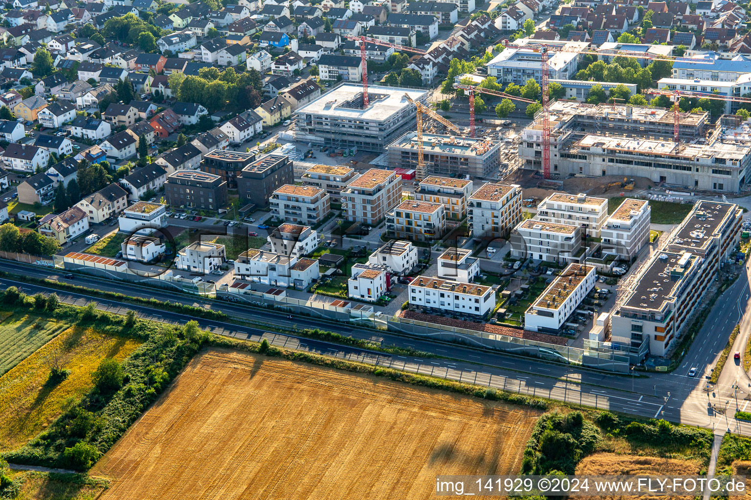 Vue aérienne de Chantier de construction de maisons multifamiliales "Neue Stadtmitte" depuis l'est à le quartier Mörsch in Rheinstetten dans le département Bade-Wurtemberg, Allemagne