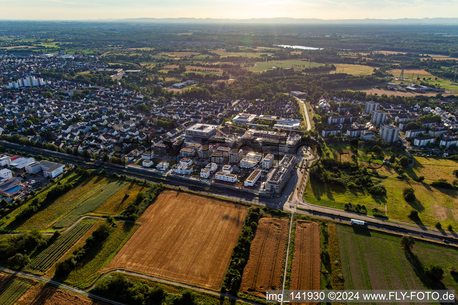 Photographie aérienne de Chantier de construction de maisons multifamiliales "Neue Stadtmitte" depuis l'est à le quartier Mörsch in Rheinstetten dans le département Bade-Wurtemberg, Allemagne